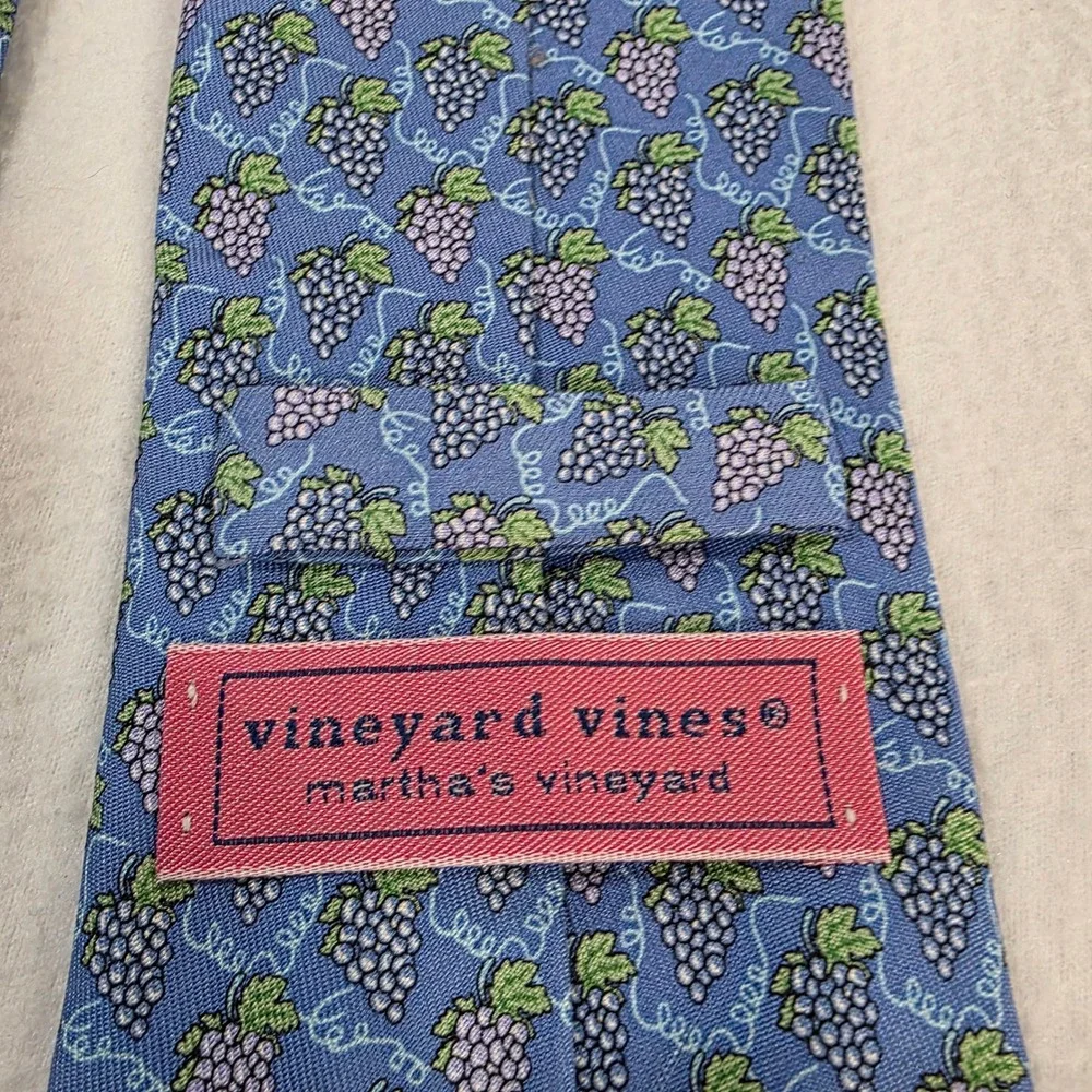 Vineyard Vines Mens Silk Tie Blue Grape Cluster Print Martha's Vineyard USA Made